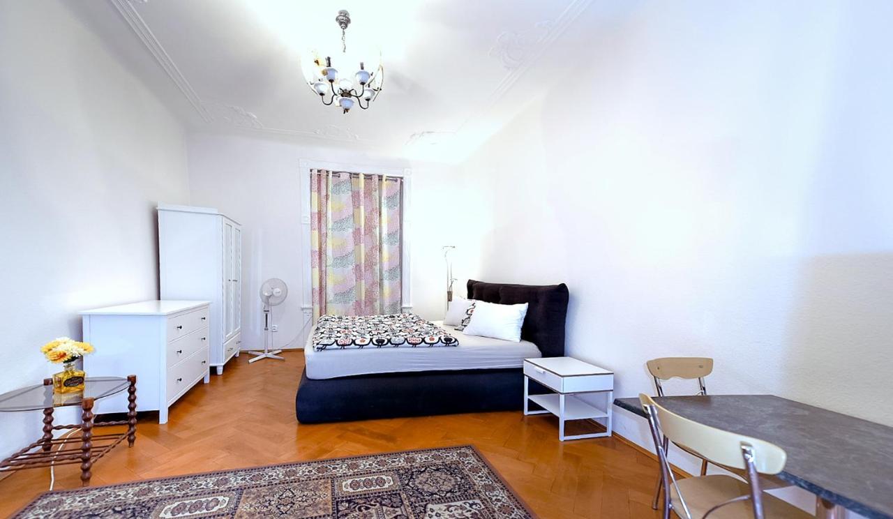 Apartments Vezenska Prague Luaran gambar