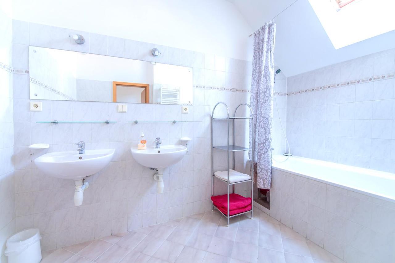 Apartments Vezenska Prague Luaran gambar